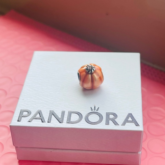 Pandora Pumpkin Silver 925 charm glows in the dark! - Picture 2 of 3